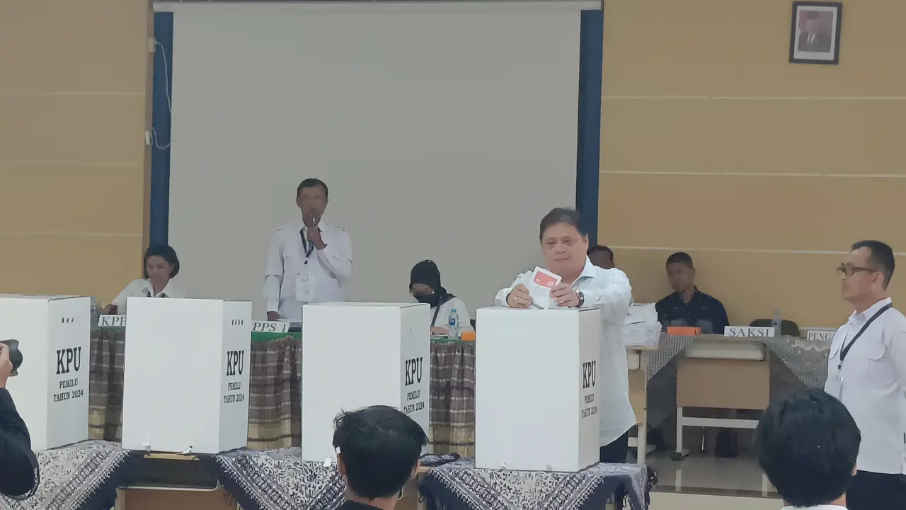 Menteri Koordinator Bidang Perekonomian Airlangga Hartarto, menyalurkan hak pilihnya  di TPS 05 yang terletak di SMKN 6, Melawai, Kebayoran Baru, Jakarta Selatan, Rabu (14/2).