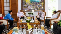 Gubernur Jawa Timur Khofifah Indar Parawansa (Kanan) Berdiskusi dengan Bupati Banyuwangi Ipuk Fiestiandani (Kiri) membahas  terkait food estate manggis (Istimewa)