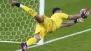 Kiper Italia Gianluigi Donnarumma menghalau tendangan penalti pemain Inggris Jadon Sancho pada pertandingan final Euro 2020 di Stadion Wembley, London, Inggris, Minggu (11/7/2021). Italia menang 3-2 lewat adu penalti usai bermain imbang 1-1 di waktu normal. (Mike Egerton/PA via AP)