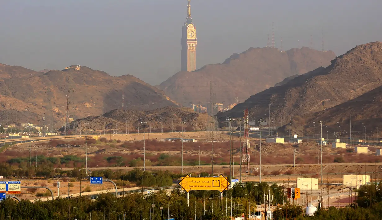 Menara Makkah terlihat di Makkah, Arab Saudi (23/6/2020). Pemerintah Arab Saudi mengumumkan, akan mengadakan ibadah haji 'sangat terbatas' sebagai antisipasi penyebaran virus corona Covid-19. (AFP Photo/STR)