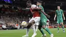 Striker Arsenal, Danny Welbeck, berebut bola dengan pemain Vorskla, Artur, pada laga Liga Europa di Stadion Emirates, London, Kamis (20/9/2018). Arsenal menang 4-2 atas Vorskla. (AP/Kirsty Wigglesworth)