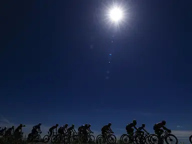 Rombongan pembalap berlomba pada etape ke-13 Tour Balap Sepeda Giro d'Italia 2021 antara Ravenna dan Verona sejauh 198 km, Jumat (21/5/2021). (AFP/Luca Bettini)