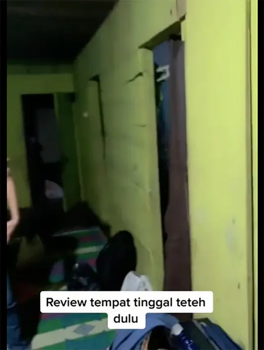 Melalui akun TikToknya, ia memperlihatkan kondisi rumah yang pernah di tempati saat masih kecil. Rumah sederhana dengan dinding kayu dengan kamar berjejer.  [TikTok/imelputricahyatiofficial]