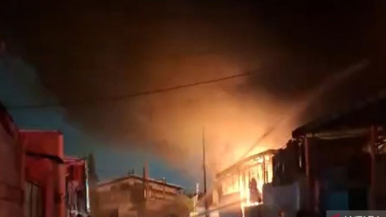 Kebakaran sejumlah gudang di Jalan Rawa Melati A, Tegal Alur, Kalideres, Jakarta Barat, Senin malam 11 Mei 2026.