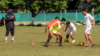 Pelatih Persija Jakarta, Rahmad Darmawan (kiri) memperhatikan anak asuhnya berlatih di lapangan Yon Zikon 13/KE, Jakarta, (23/22/2014). (Liputan6.com/Helmi Fithriansyah)