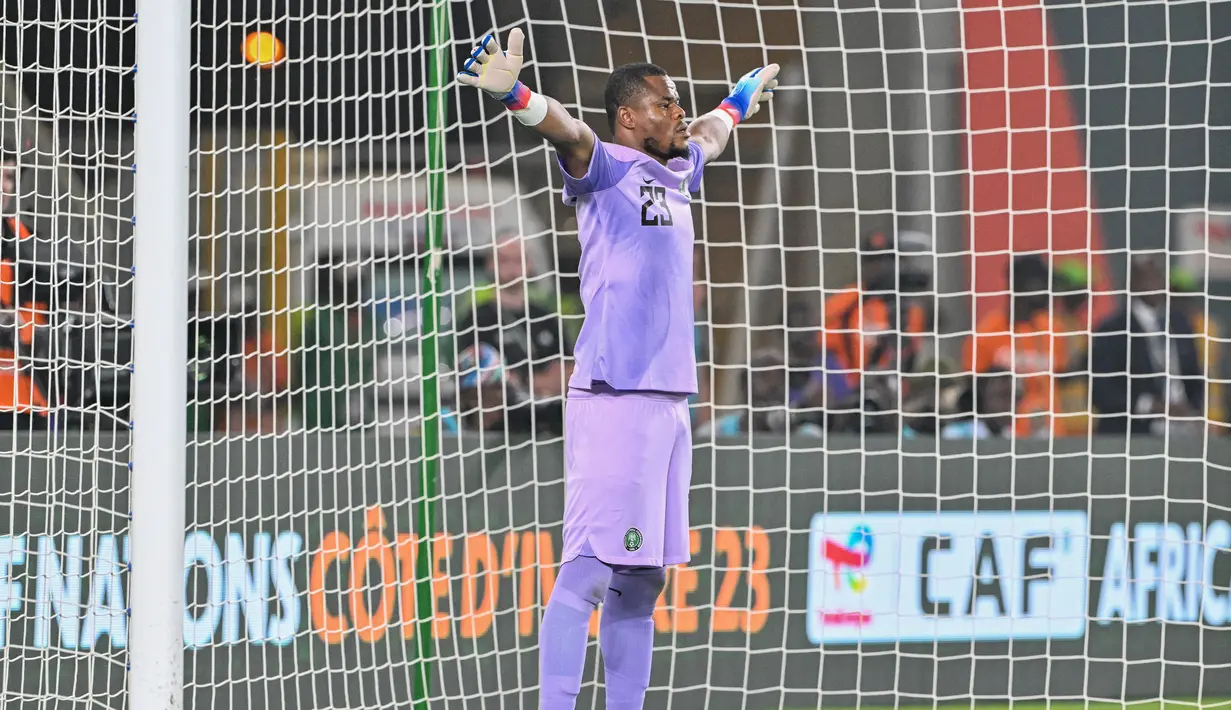 Kiper Nigeria, Stanley Nwabali, bersiap saat adu penalti melawan Afrika Selatan pada laga semifinal di Stade de la Paix, Kamis (8/2/2024). (AFP/Issouf Sanogo)