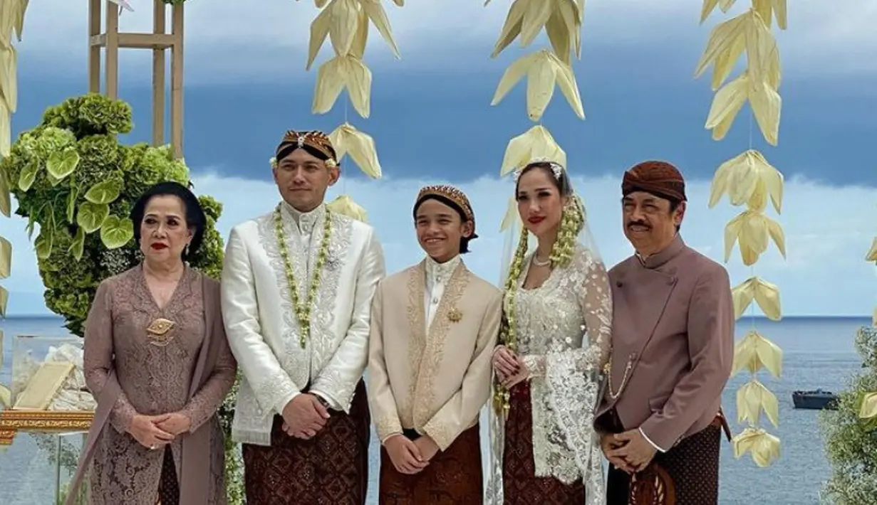 Noah juga tampak gagah mengenakan blangkon di atas rambut yang sedikit gondrong. [@dini.putri21]