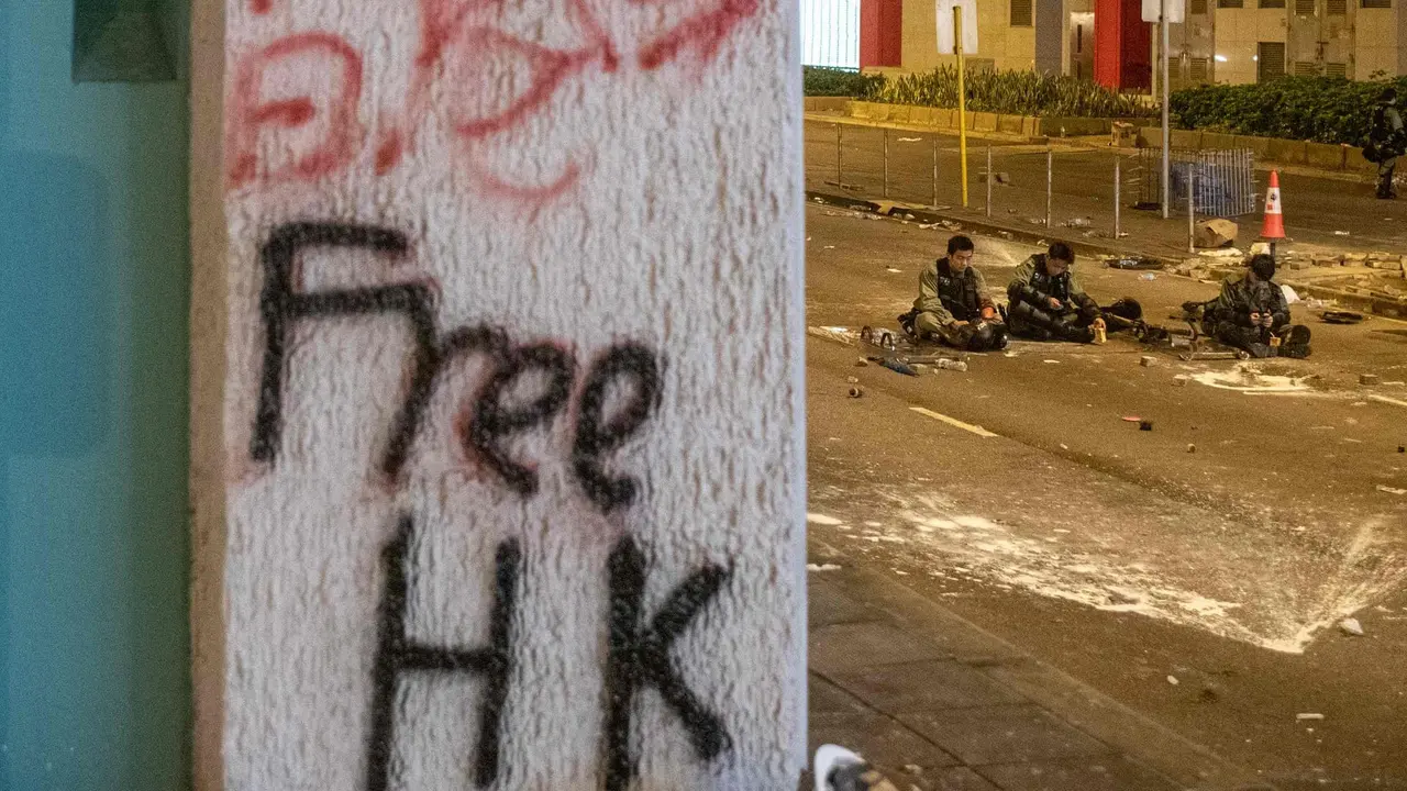 Polisi Hong Kong berjaga usai demonstrasi pro demokrasi berujung ricuh akhir pekan lalu, 21 Juli 2019 (Philip Fong / AFP PHOTO)