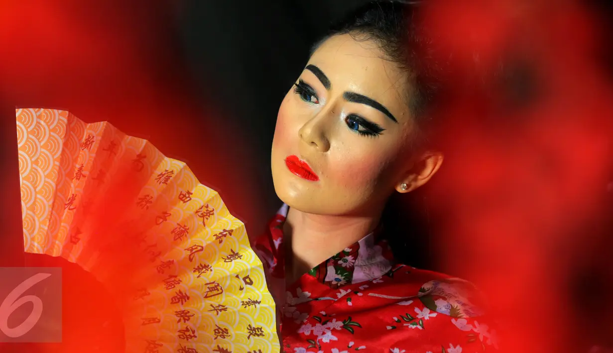 Pemilik nama lengkap Neng Lia Amanda terlihat mempesona saat mengenakan Kimono, Jakarta, Selasa, (30/6/2015). Oshin bergaya dengan konsep Japanese Style saat melakukan pemotretan dengan Liputan6.com. (Liputan6.com/Faisal R Syam)