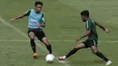 Pemain Timnas Indonesia U-22, Samuel Christianson, berusaha merebut bola saat latihan di Stadion Madya, Jakarta, Kamis (17/1). Latihan ini merupakan persiapan jelang Piala AFF U-22. (Bola.com/Yoppy Renato)