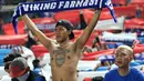 Aksi seorang Viking saat mendukung timnya melawan Persija Jakarta pada Torabika SC 2016 di Stadion Gelora Bandung Lauta Api, Bandung, Sabtu (16/7/2016). (Bola.com/Nicklas Hanoatubun)