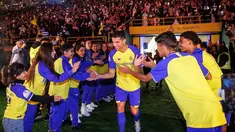 Cristiano Ronaldo memulai petualangannya di Asia dengan bergabung Al Nassr. Ronaldo yang resmi jadi bagian Al Nassr diperkenalkan kemarin dan disambut hangat oleh rekan tim hingga fans. Fans bahkan memenuhi stadion tempat Ronaldo diperkenalkan. (Liputan6.com/IG/cristiano)