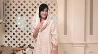 Dian Sastri terlihat manis dalam balutan kaftan modern bernuansa putih gading di bulan Ramadan.