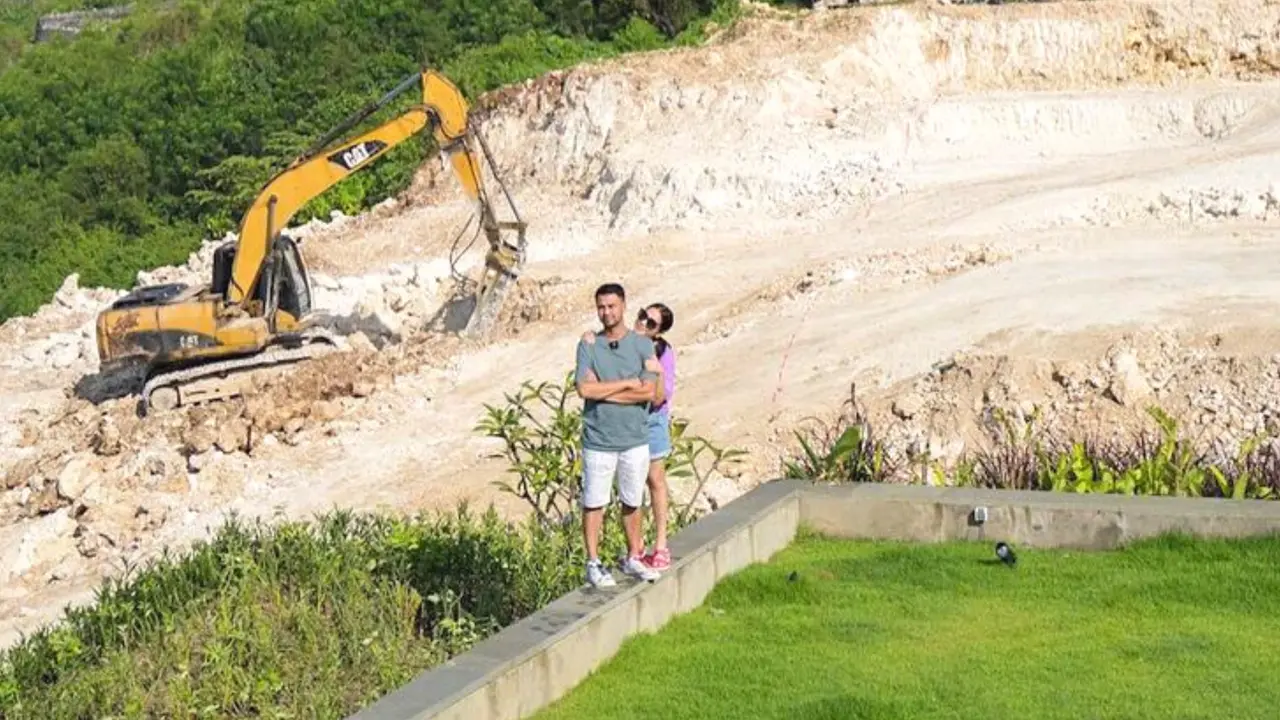 Potret Raffi Ahmad dan Nagita Slavina saat melihat proyek pembangunan Villa Rans Entertainment di Uluwatu Bali.