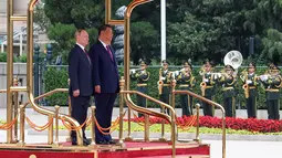 Presiden Rusia Vladimir Putin (kiri) dan Presiden China Xi Jinping menghadiri upacara penyambutan di Balai Besar Rakyat, Beijing, China, pada Rabu 20 Mei 2026. (Alexander Kazakov, Sputnik, Kremlin Pool Photo via AP)
