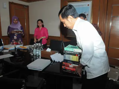 Jokowi mengemasi barang-barang miliknya dari ruang kerja Gubernur DKI di Balaikota Jakarta, (17/10/14). (Liputan6.com/Herman Zakharia)