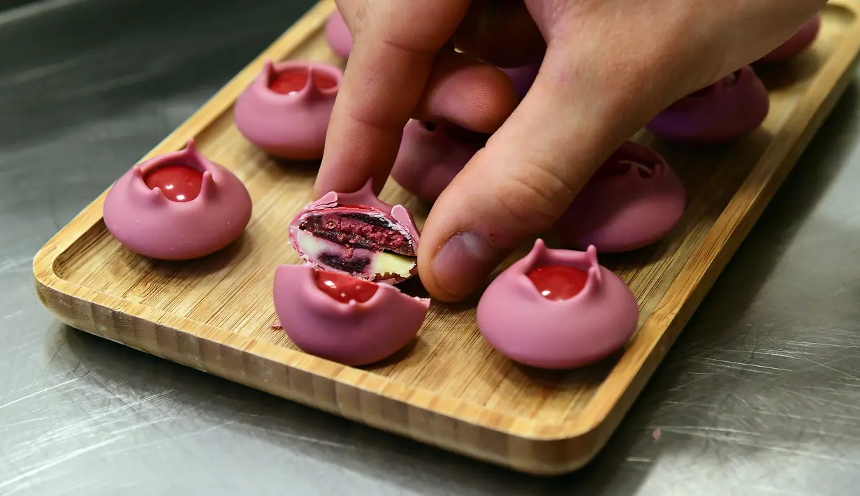 Cokelat Ruby, cokelat berwana pink tanpa pewarna buatan ketika diperkenalkan ke publik di pabrik Barry Callebaut, Belgia, Senin (18/9). Cokelat varian baru ini memiliki rasa yang khas dengan sedikit rasa asam buah berry. (EMMANUEL DUNAND/AFP)