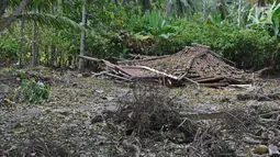 Sebuah rumah warga ambruk pasca gelombang Tsunami Selat Sunda di Dusun Tiga Regahan Lada, Pulau Sebesi, Lampung Selatan, Minggu (30/12). Sebagian warga mengungsi ke Kalianda. (Liputan6.com/Herman Zakharia)