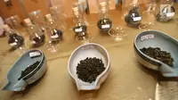 Tiga jenis teh China disajikan pada upacara penyeduhan teh atau Kungfu Cha di Kopi Oey, Jakarta, Senin (24/9). Berbagai jenis teh disajikan untuk yang banyak manfaatnya untuk kesehatan. (Liputan6.com/Fery Pradolo)