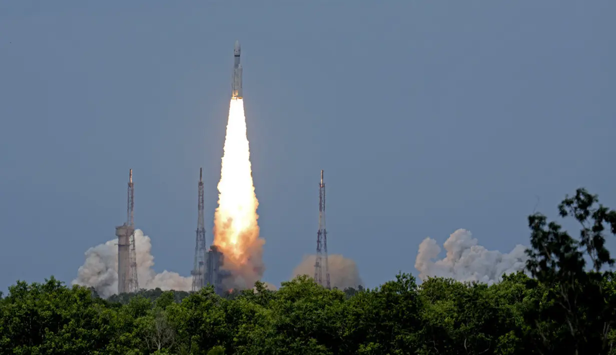 <p>Misi Chandrayaan-3 dilakukan di tengah persaingan antarnegara untuk pergi ke Bulan. Amerika Serikat dan China menargetkan mengirim astronaut ke Bulan dalam beberapa tahun ke depan. (AP Photo/Aijaz Rahi)</p>