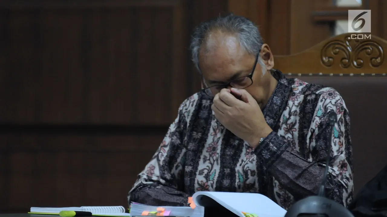 Banyak Menunduk, Dokter Bimanesh Dengarkan Keterangan Saksi