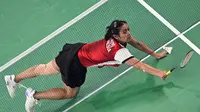 Gregoria Mariska Tunjung jatuh bangun menjemput shuttlecock saat menghadapi An Se-young pada semifinal bulutangkis Olimpiade Paris 2024 nomor tunggal putri, Minggu (4/8/2024). (ARUN SANKAR / AFP)