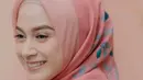 Tak hanya hijab polos, Nina Zatulini juga cukup sering tampil dengan hijab bermotif. Hijab motif bunga dua warna yang dikenakan Nina Zatulini ini sangat membuatnya jadi makin anggun. Jepretan dari angle samping yang memperlihatkan senyuman manisnya ini tentunya sukses bikin pangling bahkan tuai pujian warganet. (Liputan6.com/IG/@ninazatulini22)
