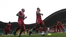 Para pemain Arema FC berlari santai saat latihan di Stadion Patriot, Bekasi, Jumat (29/3). Latihan ini persiapan jelang perempat final Piala Presiden 2019 melawan Bhayangkara FC. (Bola.com/Vitalis Yogi Trisna)