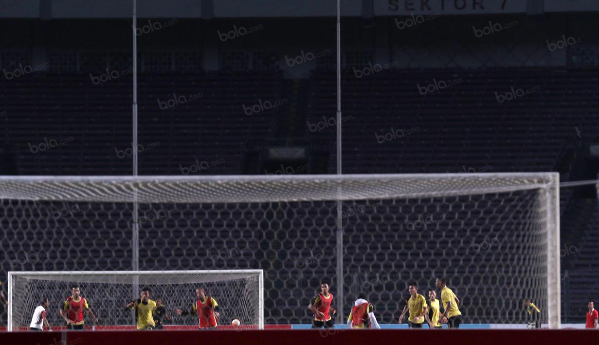 Para pemain Sriwijaya FC  berlatih jelang laga Torabika SC 2016 melawan Persija Jakarta di Stadion Utama Gelora Bung Karno, Kamis (23/6/2016). (Bola.com/Nicklas Hanoatubun)