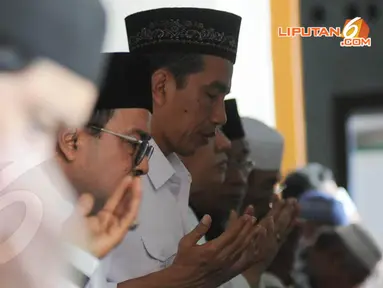 [FOTO] Jokowi Dicium dan Disalami Jamaah Serang