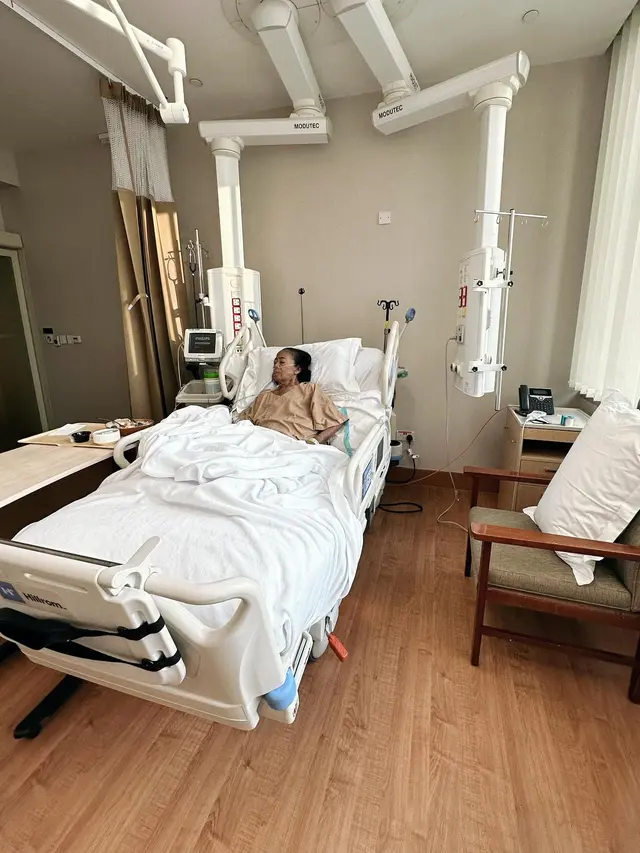 7 Potret Momo Geisha Temani Ibundanya Jalani Pengobatan di Singapura