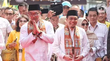 Pasangan bakal calon gubernur dan wakil gubernur DKI Jakarta Ridwan Kamil dan Suswono saat tiba di halaman kantor Komisi Pemilihan Umum (KPU) Provinsi DKI Jakarta, Jalan Salemba Raya, Jakarta, Rabu (28/8/2024). (Liputan6.com/Angga Yuniar)