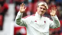 Striker baru Manchester United, Rasmus Hojlund saat diperkenalkan sebelum dimulainya laga uji coba pramusim 2023/2024 antara Manchester United menghadapi Lens di Old Trafford Stasium, Manchester (5/8/2023). Rasmus Hojlund didapatkan Manchester United dari Atalanta dengan nilai transfer 75 juta euro atau setara Rp1,2 triliun dengan durasi kontrak selama 5 tahun hingga 30 Juni 2028. Sayang, ia masih belum bisa dimainkan MU dalam dua pekan pertama Liga Inggris 2023/2024. (AFP/Darren Staples)