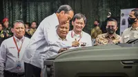 Presiden Joko Widodo (Jokowi) meresmikan unit kendaraan operasional TNI terbaru yang dinamai Maung. Mobil ini merupakan produksi dari PT Pindad.
