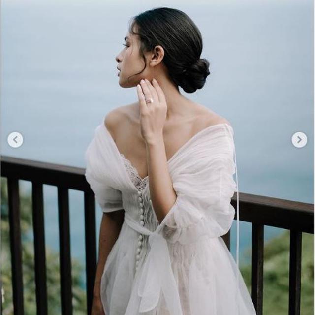 Gelar Resepsi di Bali, Maudy Ayunda Tampil Memukau dengan 2 Gaun Putih