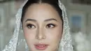Nikita tampil memesona dengan fresh makeup look dalam rona pink yang segar pada pipi dan bibirnya. [@evalovira].
