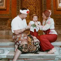 Baby Xarena Tampil Menggemaskan, Ini 6 Potret Kebersamaan Siti Badrian dan Krisjiana Baharudin Pakai Busana Adat Bali. [Foto: instagram.com/sitibadriahh]