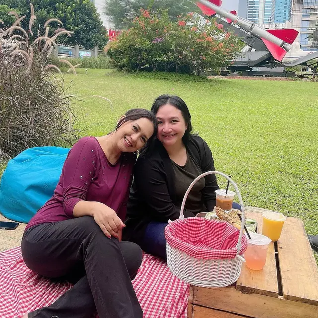 6 Potret Transformasi Kebersamaan Ira Wibowo dan Chika Bagaskara Anak Sambungnya