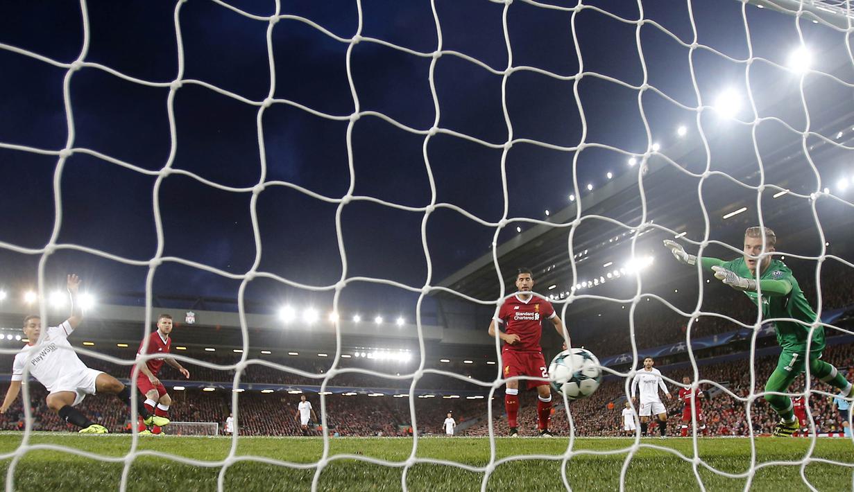 Proses terjadinya gol oleh striker Sevilla, Wissam Ben Yedder, ke gawang Liverpool pada laga Liga Champions di Stadion Anfield, Kamis (14/9/2017). Liverpool ditahan imbang 2-2 oleh Sevilla. (AP/Frank Augstein)