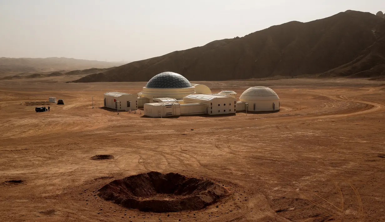 Suasana markas simulasi C-Space Project Mars yang berada di gurun Gobi, Jinchang, Provinsi Gansu, China (18/4). Kota Jinchang meningkatkan pariwisata dengan membuat para pengunjung merasa berada di planet Mars. (Reuters/Thomas Peter)