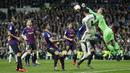 Kiper Barcelona, Marc-Andre ter Stegen, duel udara dengan bek Real Madrid, Sergio Ramos, pada laga La Liga di Stadion Santiago Bernabeu, Sabtu (2/3). Real Madrid takluk 0-1 dari Barcelona. (AP/Manu Fernandez)