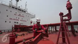 Pekerja melakukan pengecekan kapal M.T Jhon Caine yang digunakan untuk menyuplai BBM di Terminal BBM Panjang, Bandar Lampung, Selasa (6/10/2015). Terminal BBM Panjang akan menjadi Integrated End to End Pertama di Indonesia. (Liputan6.com/Angga Yuniar)