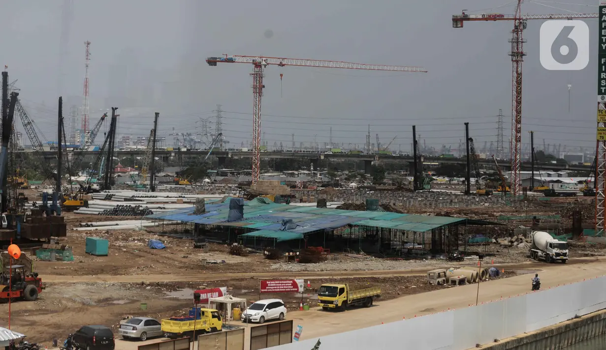 Suasana proyek pembangunan Jakarta International Stadium (JIS) atau Stadion BMW di kawasan Papanggo, Tanjung Priok, Jakarta, Senin (2/12/2019). Pembangunan proyek Stadion BMW telah mencapai tahap pemasangan tiang pancang di struktur bawah dengan persentase 7,1 persen. (Liputan6.com/Faizal Fanani)