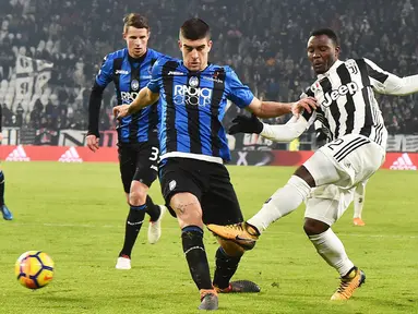 Pemain Juventus, Kwadwo Asamoah (kanan) melakukan tendangan saat menghadapi Atalanta pada laga leg kedua semifinal Coppa Italia di Allianz Stadium, Rabu (28/2). Juventus memastikan diri lolos ke final setelah menang 1-0. (Andrea Di Marco/ANSA via AP)