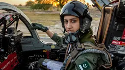 Pilot cantik asal Pakistan, Ayesha Farooqsaat duduk berada di dalam kokpit pesawat tempur F-7PG di pangkalan udara Mushaf, Sargodha, Pakistan (Istimewa)
