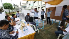 Suasana pemungutan suara di TPS 28 Lembaga Pemasyarakatan Klas 1 Narkoba, Salemba, Jakarta, Rabu(15/2). Paslon nomor urut 2 mengungguli dengan total suara 77 suara. (Liputan6.com/Helmi Afandi)