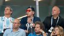 Gaya mantan bintang sepak bola, Diego Maradona (tengah atas) saat menyaksikan laga antara Argentina dan Islandia dalam penyisihan Grup D Piala Dunia 2018 di Stadion Spartak, Moskow, Rusia, Sabtu (16/6). (AP Photo/Ricardo Mazalan)