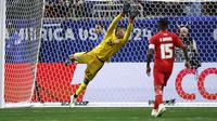 Folarin Balogun mencetak gol pertama timnya saat kiper Panama Orlando Mosquera menyelam tetapi gagal menghentikan bola selama pertandingan sepak bola grup C turnamen Copa America 2024 Conmebol 2024 antara Panama dan Amerika Serikat di Stadion Mercedes Benz di Atlanta, Georgia, pada 27 Juni 2024.EDUARDO MUNOZ / AFP