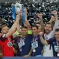 Pemain Paris Saint-Germain, Thiago Silva (tengah) memegang trofi seusai menjuarai Piala Prancis (Coupe de France) di Stade de France, Rabu (9/5). PSG menang 2-0 atas Tim divisi tiga, Les Herbiers pada final Piala Prancis. (AFP/FRANCK FIFE)