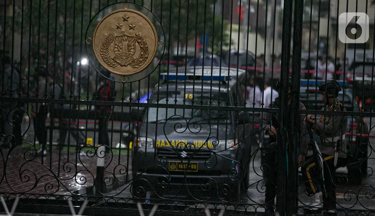 Suasana di sekitar kawasan Mabes Polri Jakarta, Rabu (31/3/2021). Seorang terduga teroris diduga berupaya melakukan penyerangan ke area Mabes Polri hingga aksi baku tembak dengan polisi pun sempat terjadi. (Liputan6.com/Faizal Fanani)